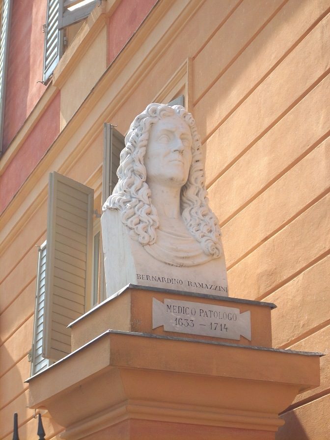 Bernardino Ramazzini's monument, Carpi - 5.JPG